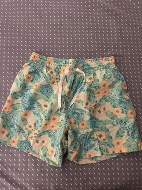 Chubbies Floral Mint and Yellow Men’s Swim Trunks 5.5”